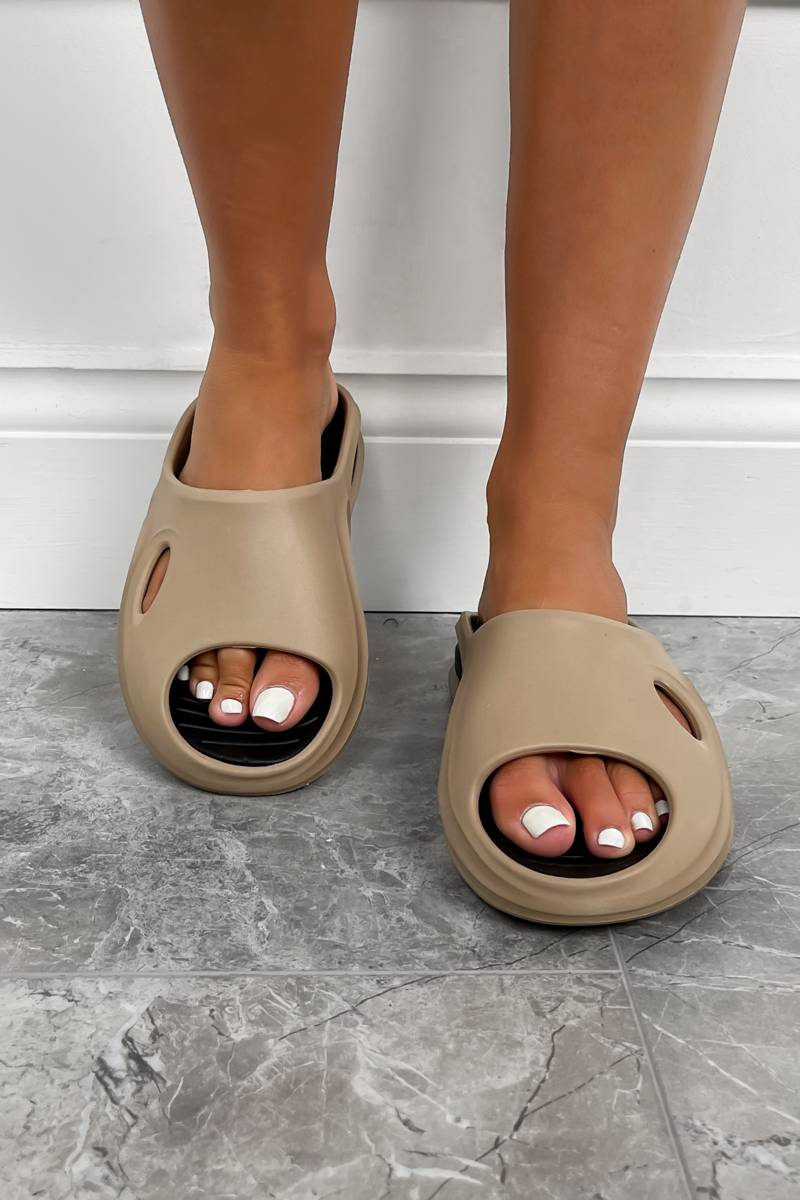 KICK BACK Flat Slider Sandals - Mocha