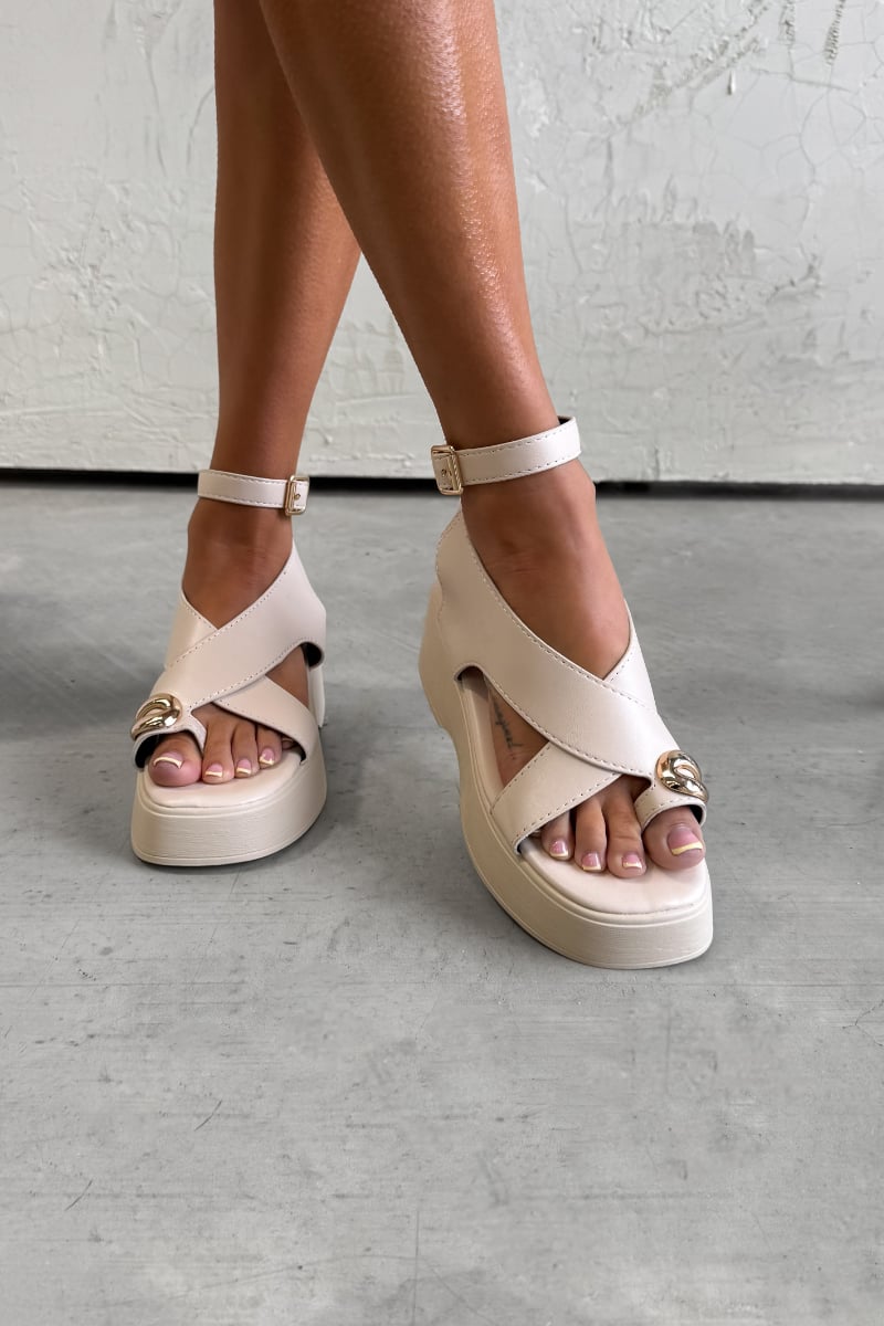LATINA Chunky Gold Toe Ring Sandals - Beige - 1