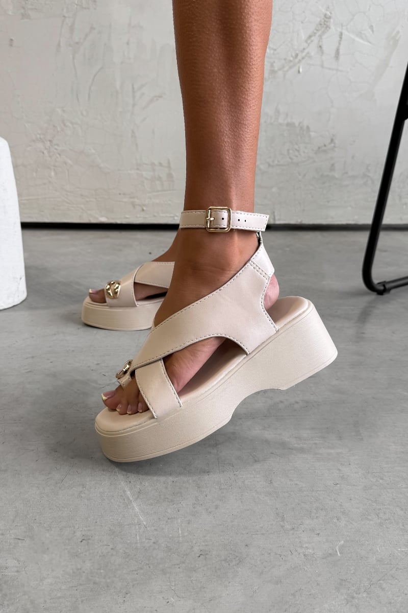 LATINA Chunky Gold Toe Ring Sandals - Beige - 2