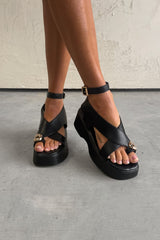 LATINA Chunky Gold Toe Ring Sandals - Black - 2