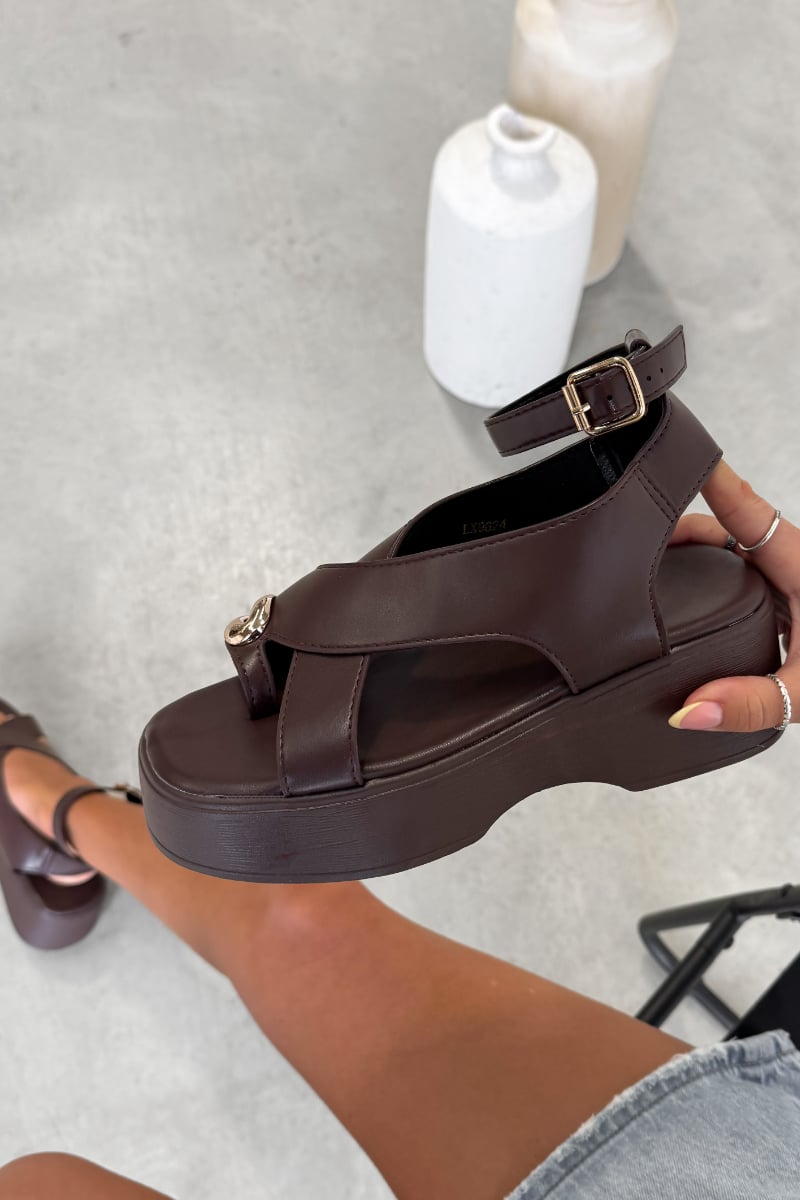 LATINA Chunky Gold Toe Ring Sandals - Brown - 1