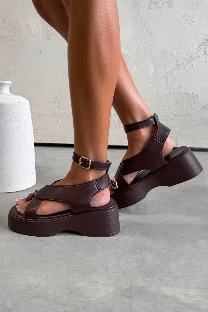 LATINA Chunky Gold Toe Ring Sandals - Brown - 5