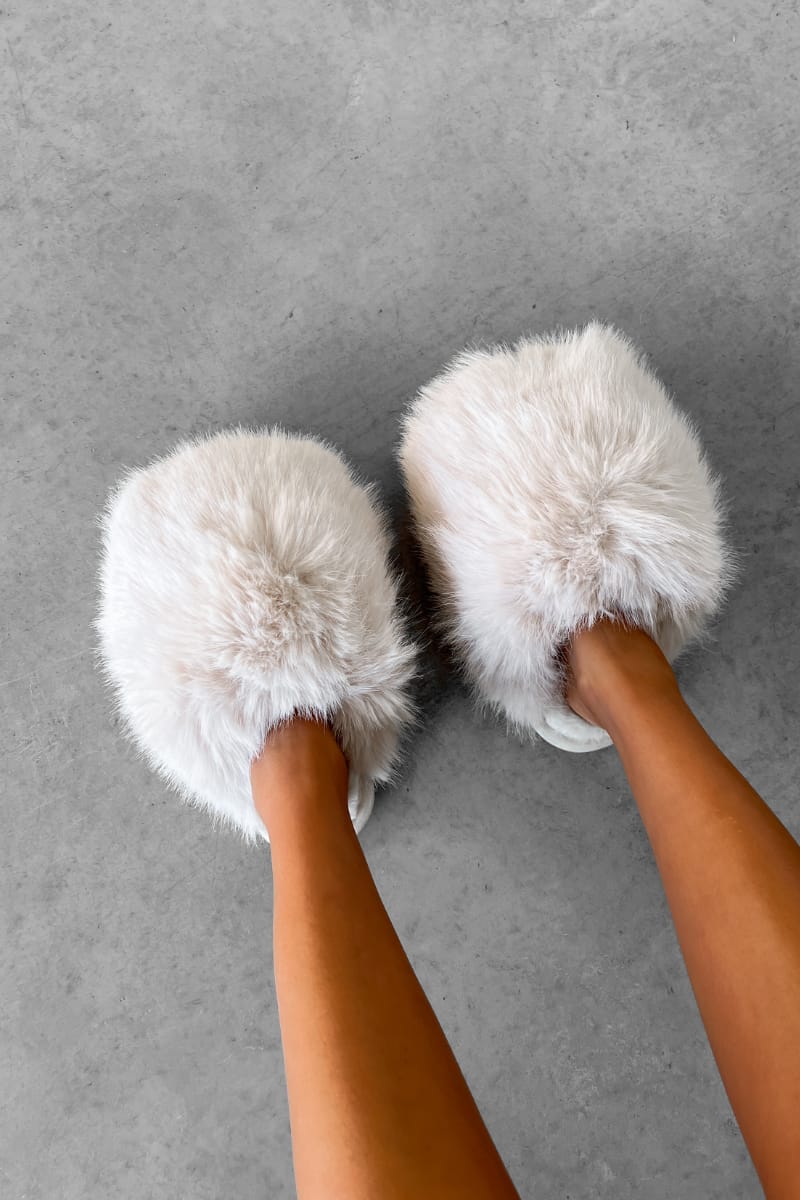 POLLY Faux Fur Oversized Slippers Beige – AJ VOYAGE - Main Image